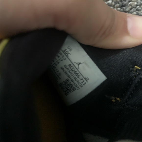 Nike Air Jordan 1 Retro - Picture 5 of 5